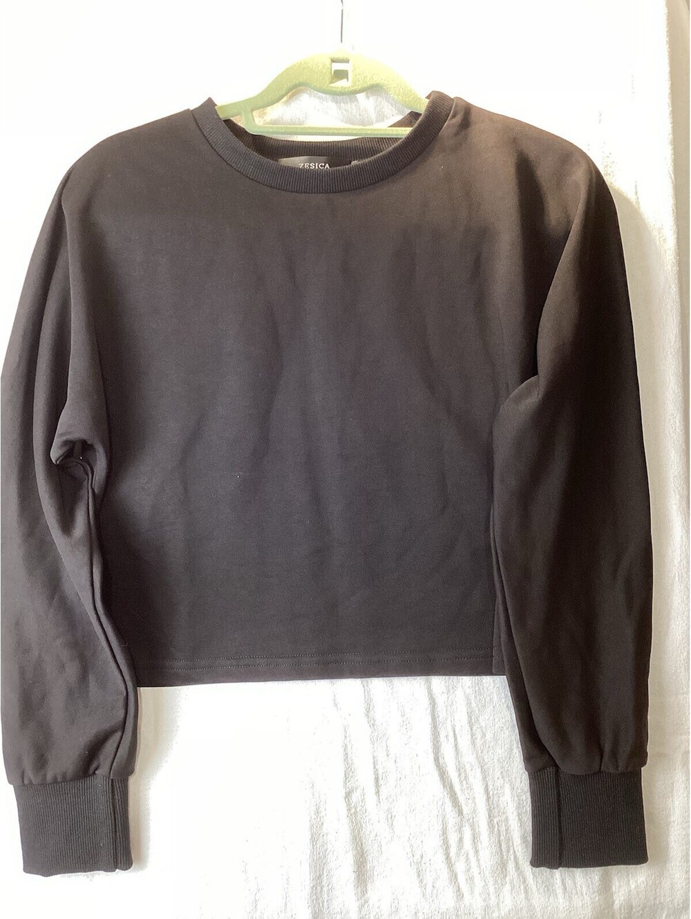 NWT Women’s Zesica Long Sleeve Cropped Sweatshirt - Black - Size Small